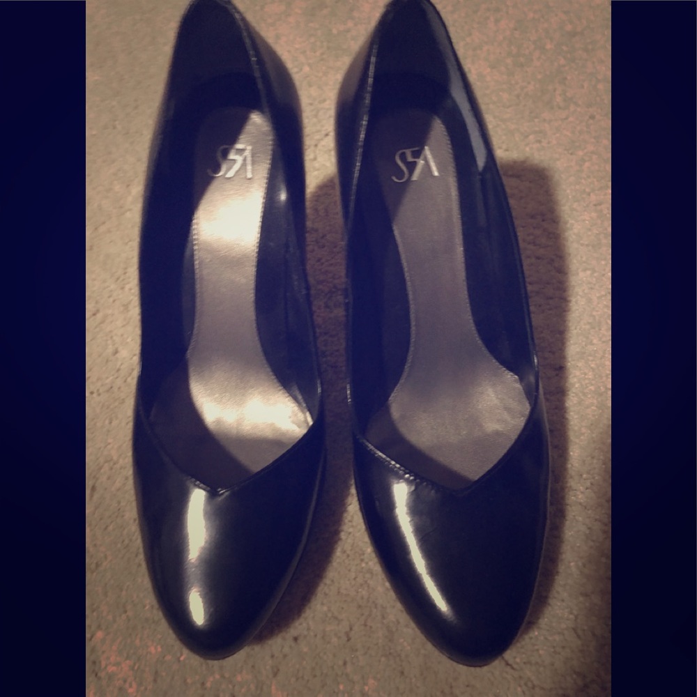 Gently worn Saks Fifth Ave Leather pump